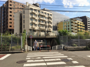 突きあたりにある地下通路で線路の反対側に進む