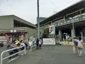 セブンイレブン右横の新幹線ガード下の道を直進