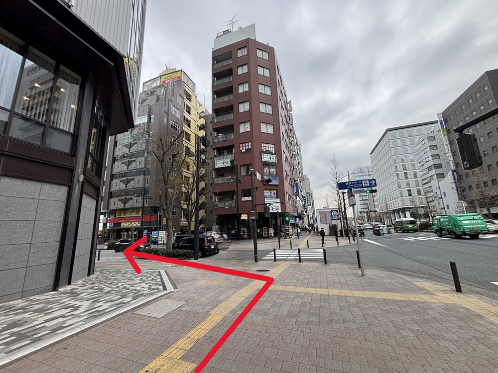 アリーナ通りを突きあたりまで500m程直進